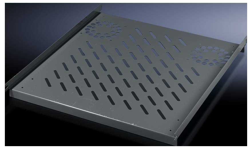 Une tôle métallique grise, rectangulaire, avec des fentes obliques et des perforations circulaires sur un fond sombre.