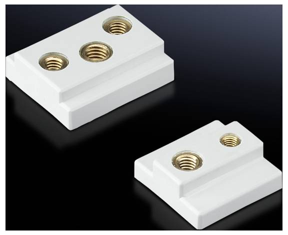 Deux pièces d'adaptation rectangulaires blanches avec des insertions filetées métalliques, sur fond noir, de différentes tailles.