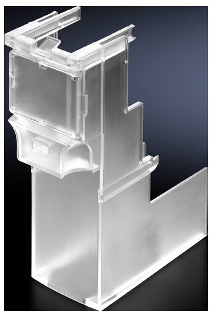 Un récipient en plastique transparent en forme de L, placé devant un arrière-plan sombre. Le récipient comporte des compartiments et est positionné verticalement.