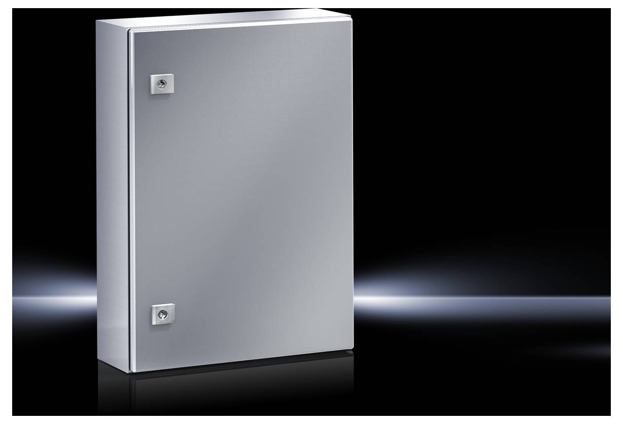 Un boîtier métallique gris fermé sur un fond noir avec des reflets lumineux.