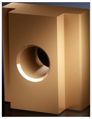 Objet géométrique doré avec une découpe circulaire centrale, illuminé par la lumière et présentant une surface brillante.