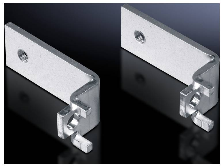 Deux supports en métal argenté de forme rectangulaire sur un fond noir. Ils sont disposés parallèlement l'un à l'autre.