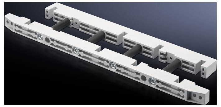 Un cadre métallique blanc et allongé avec plusieurs tubes de connexion noirs et des vis, représenté sur un fond bleu foncé.