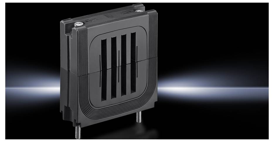Connecteur noir avec des fentes de ventilation verticales sur fond noir, éclairé par une lumière latérale.