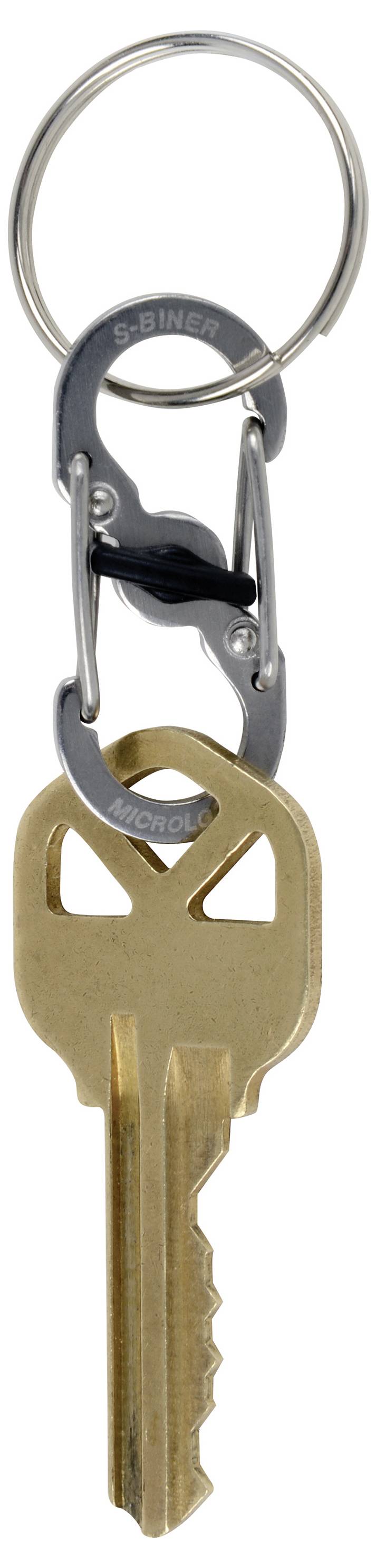 Une clé en laiton attachée à deux petits mousquetons métalliques imbriqués, formant une boucle de porte-clés pour sécuriser et organiser les clés.