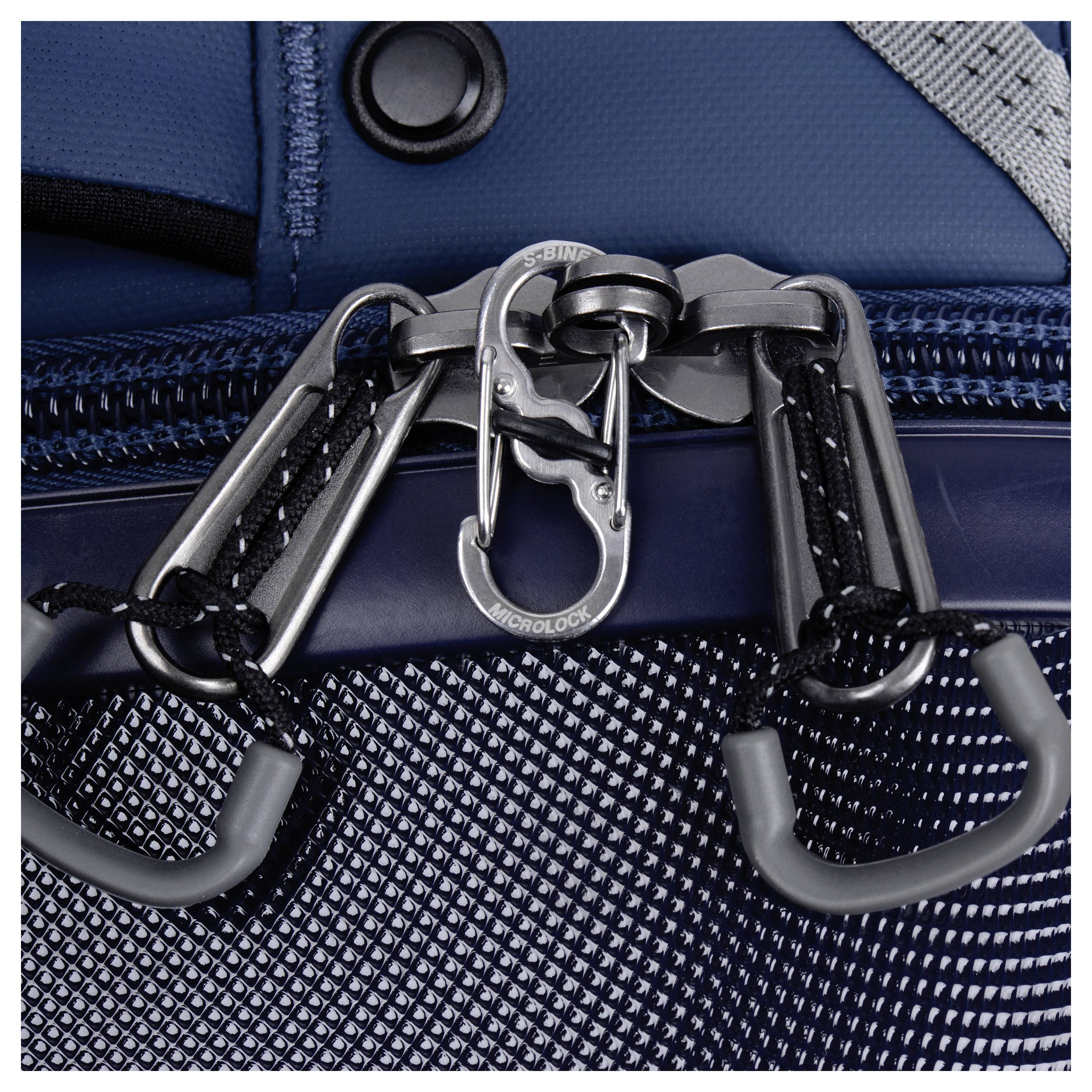 Gros plan sur un sac à dos bleu doté de fermetures éclair robustes sécurisées par des clips métalliques et un mousqueton, mettant en valeur sa durabilité et ses détails de conception.