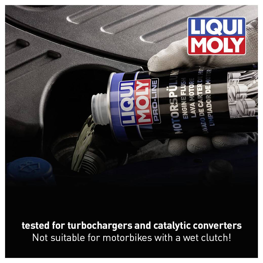 Un additif pour huile moteur est versé dans une voiture. Texte sur l'image : 'Testé pour turbo et catalyseur. Non adapté aux motos à embrayage humide !'