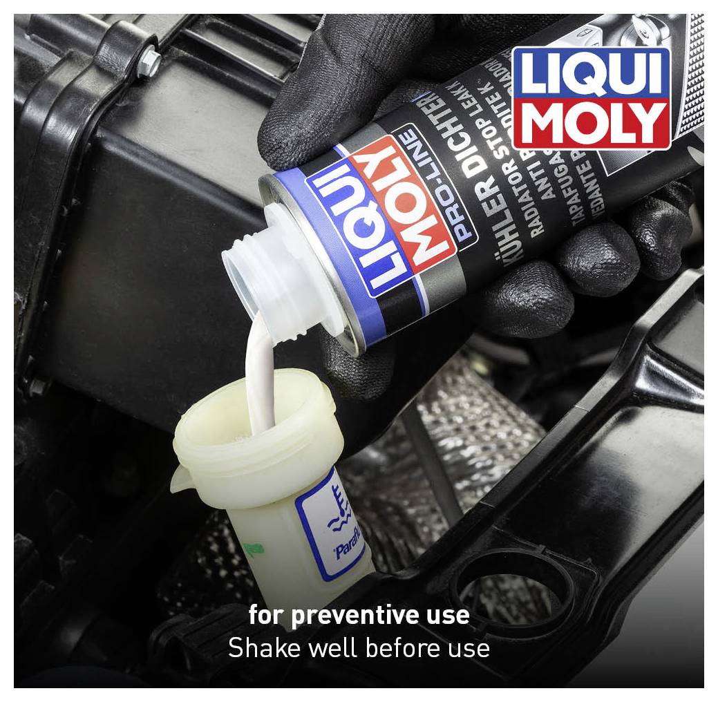 Une main gantée de noir verse du produit d'étanchéité pour radiateur d'un récipient LIQUI MOLY dans un réservoir de liquide de refroidissement blanc.