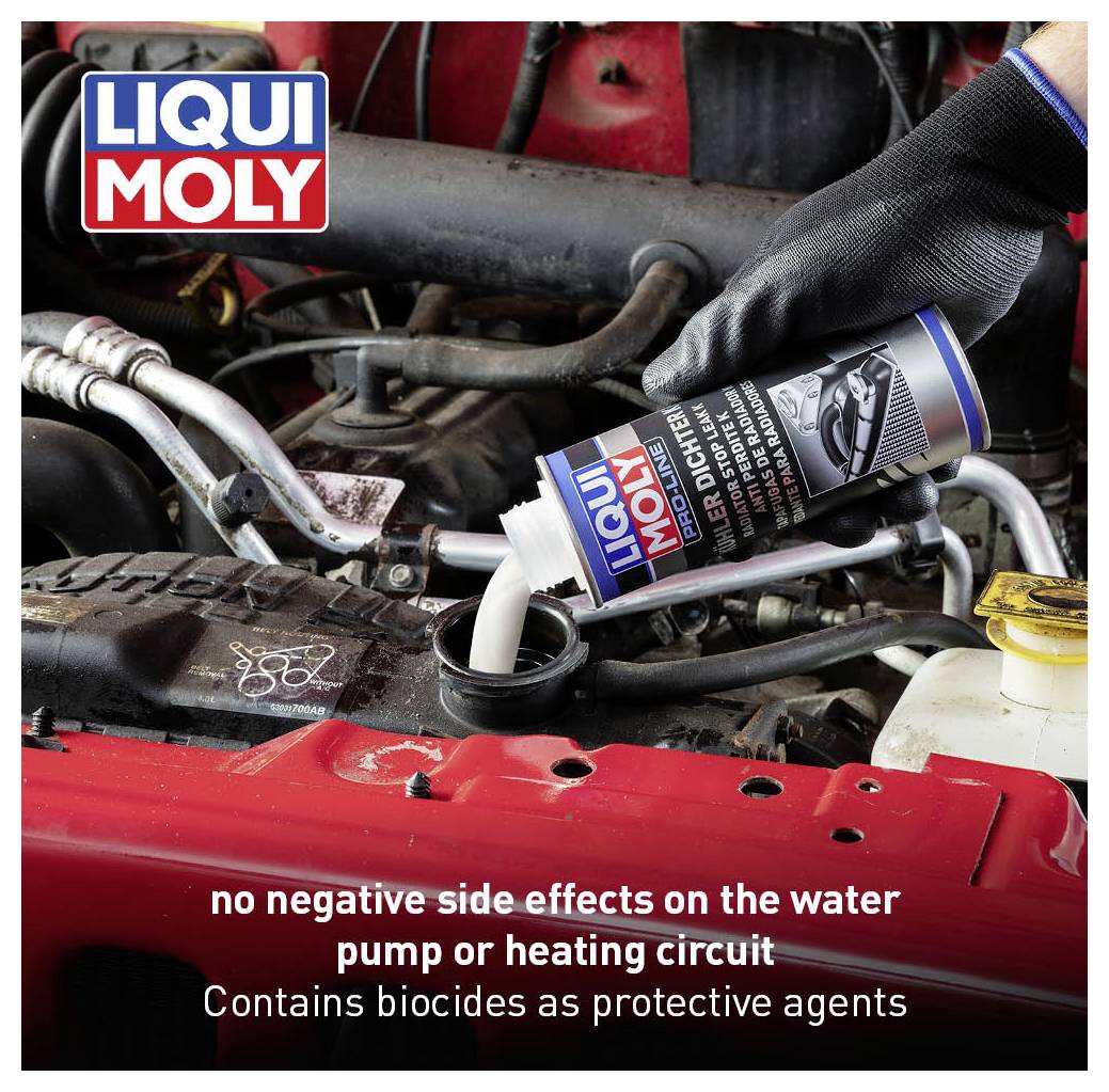 Une personne verse un antigel 'Liqui Moly' dans le réservoir de liquide de refroidissement d'une voiture. Le texte souligne la protection sans effets secondaires négatifs.