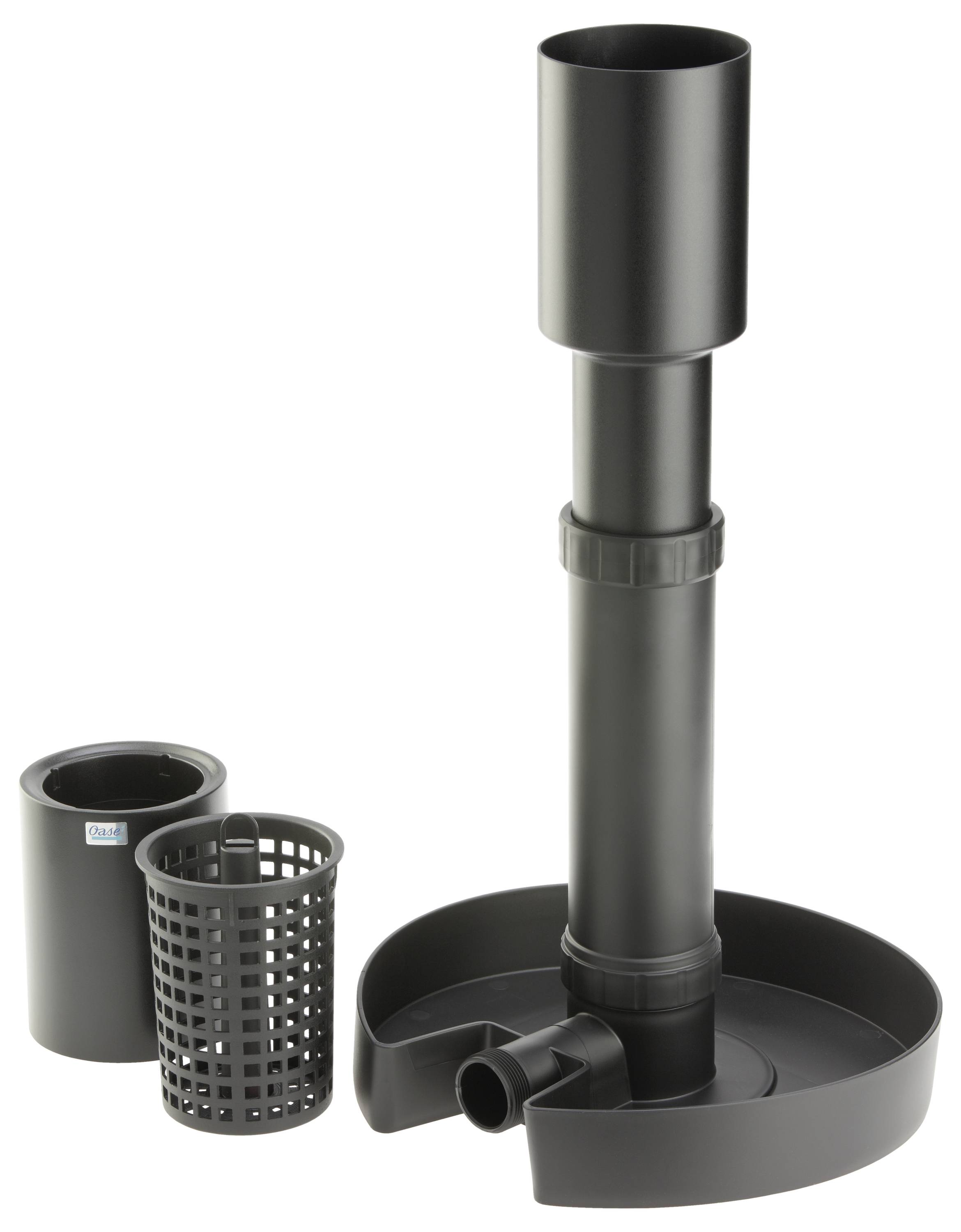 Un assemblage de tuyau de drainage vertical noir avec un panier filtrant et un récipient, utilisé pour gérer l'écoulement de l'eau dans un système de filtration d'étang.