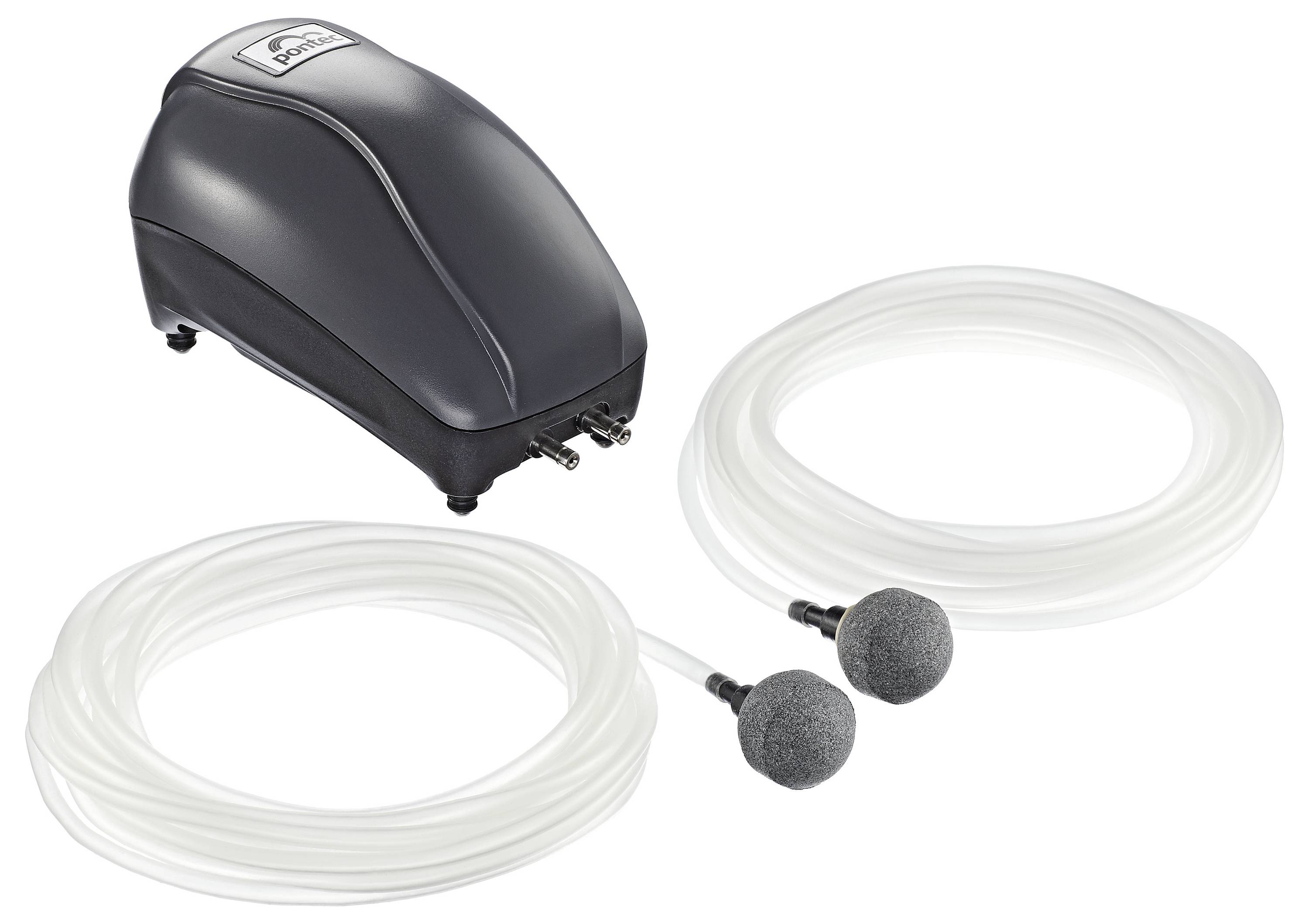 Kit d'aérateur de bassin Aquascape, comprenant une pompe noire et deux longs tubes transparents se terminant par des diffuseurs ronds, utilisé pour oxygéner les étangs.