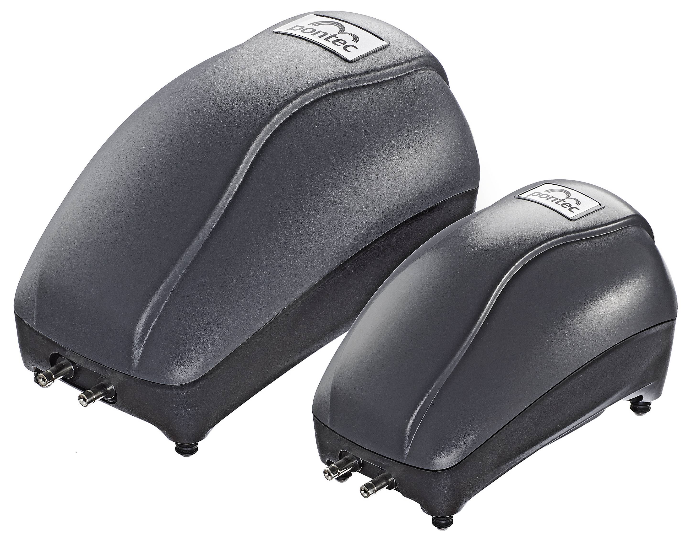 Deux boîtiers électroniques gris foncé avec des logos de marque sur le dessus, présentant des designs lisses et courbes, et des petits connecteurs métalliques à la base.