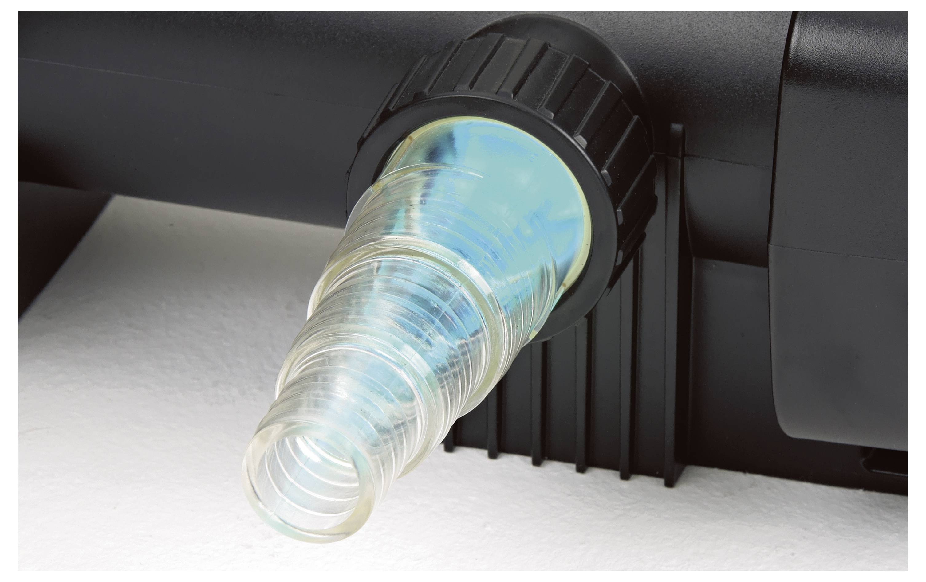 Un tuyau en plastique transparent relié à un appareil, montrant un écoulement de liquide bleu.