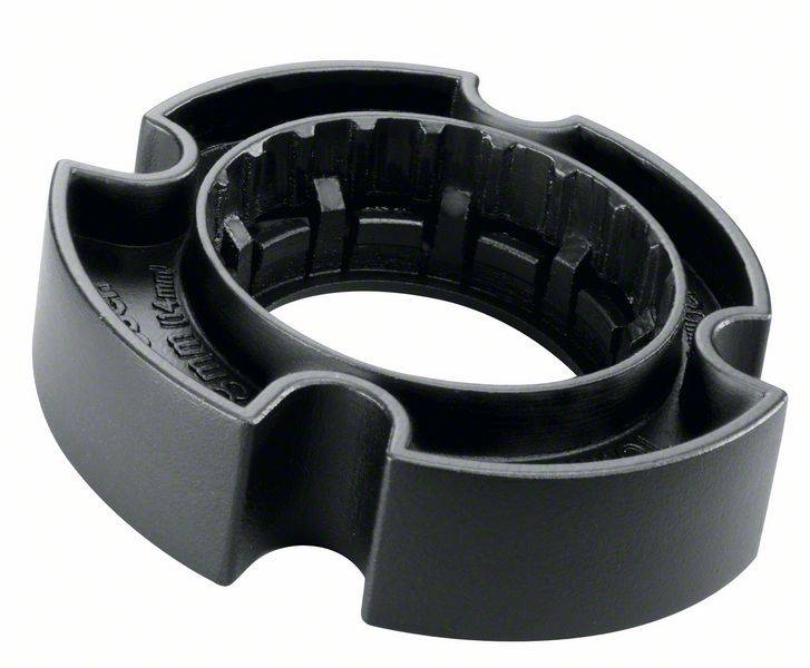 Pièce cylindrique noire en plastique avec une structure dentée à l'intérieur, probablement un composant de pièce ou un élément mécanique.