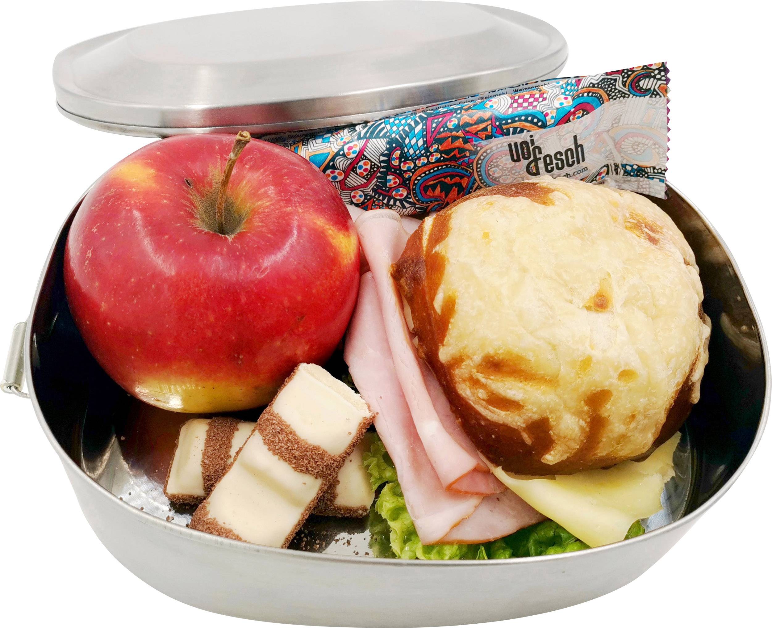 Une boîte à lunch ouverte contenant une pomme, un petit pain au fromage, du jambon, du chocolat et une barre de céréales colorée.