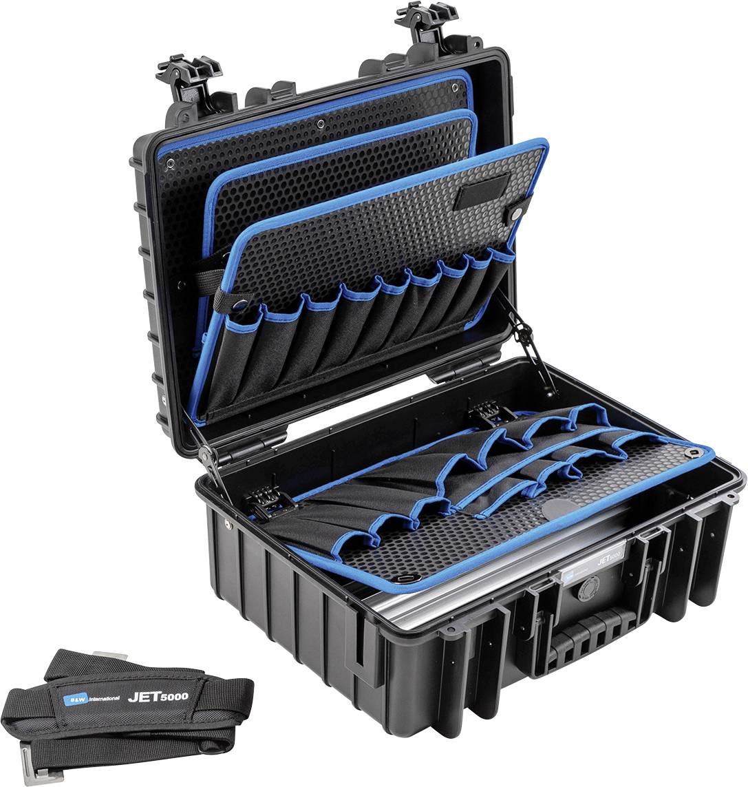 Valise rigide noire avec couvercle ouvert montrant plusieurs compartiments rembourrés pour ordinateurs portables et différents rangements. Un bandoulière est posé à côté.
