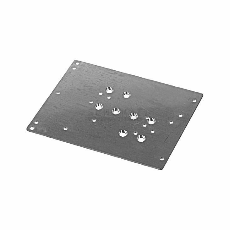 Plaque métallique percée de plusieurs petits trous et cavités, probablement destinée à la fixation ou au montage de composants techniques.