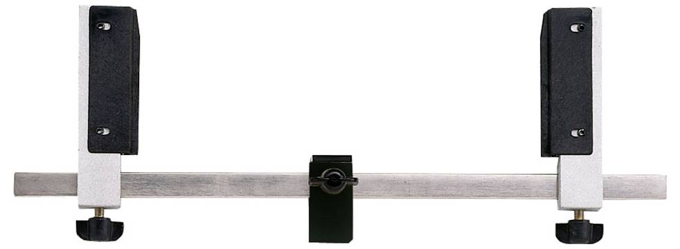 Une barre métallique dotée de pinces noires ajustables à chaque extrémité, utilisée pour maintenir des objets fermement en place.