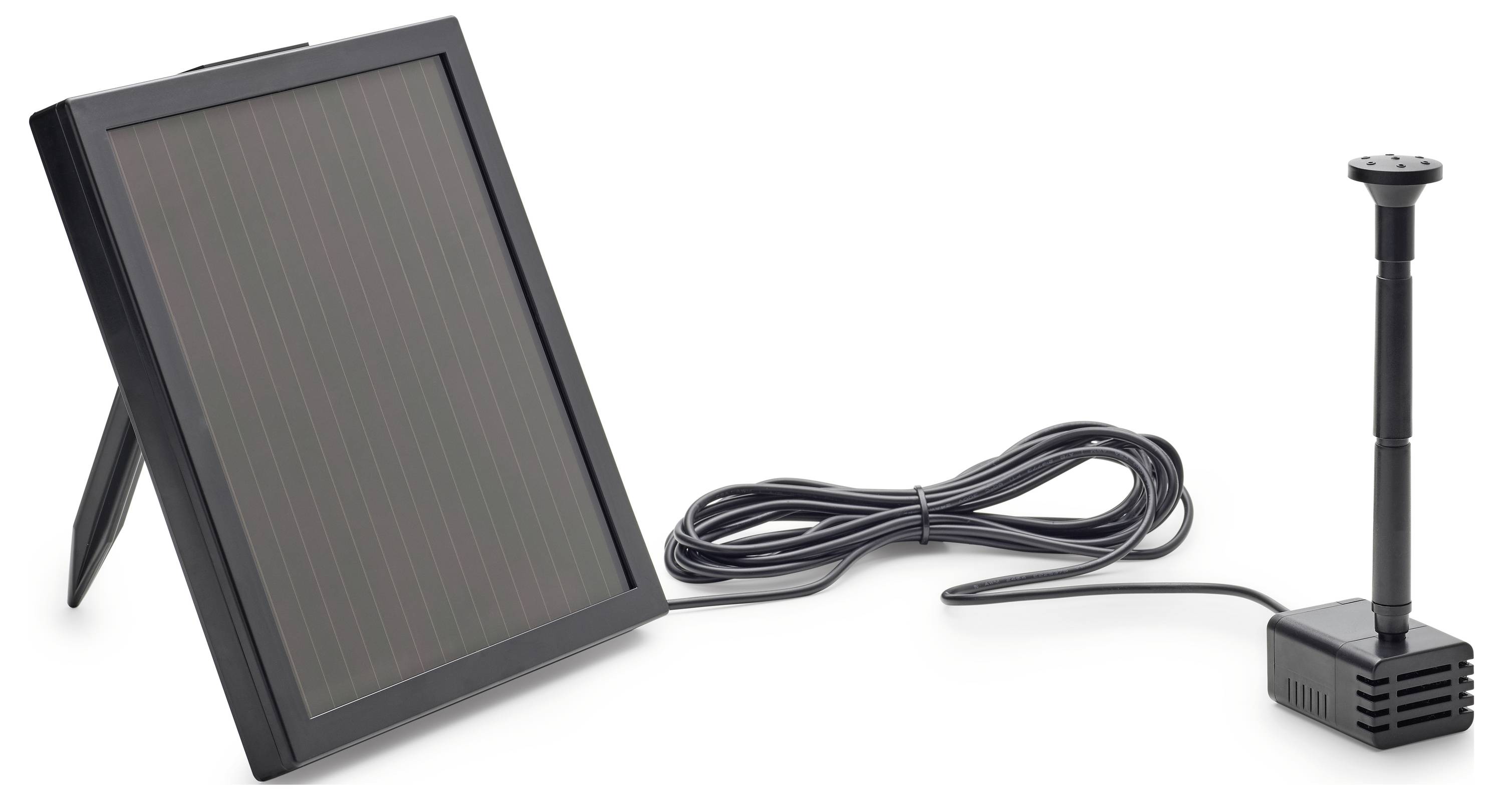 Un panneau solaire relié à une pompe, illustrant un dispositif de point d'eau fonctionnant à l'énergie solaire, avec un support de panneau et un long cordon permettant un positionnement flexible.