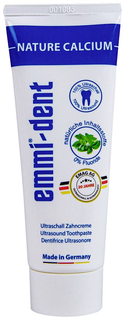 Tube de dentifrice de la marque Emmi-dent avec l'inscription 'Natur Calcium', contenant des ingrédients naturels et fabriqué en Allemagne.