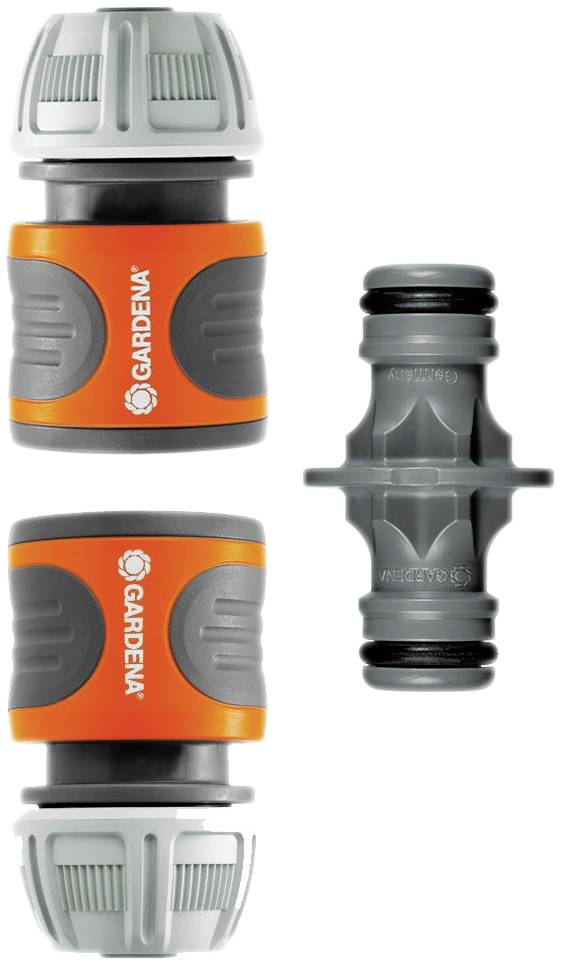 Deux connecteurs de tuyau orange et gris et un adaptateur de raccordement gris de Gardena pour relier des tuyaux d'arrosage.