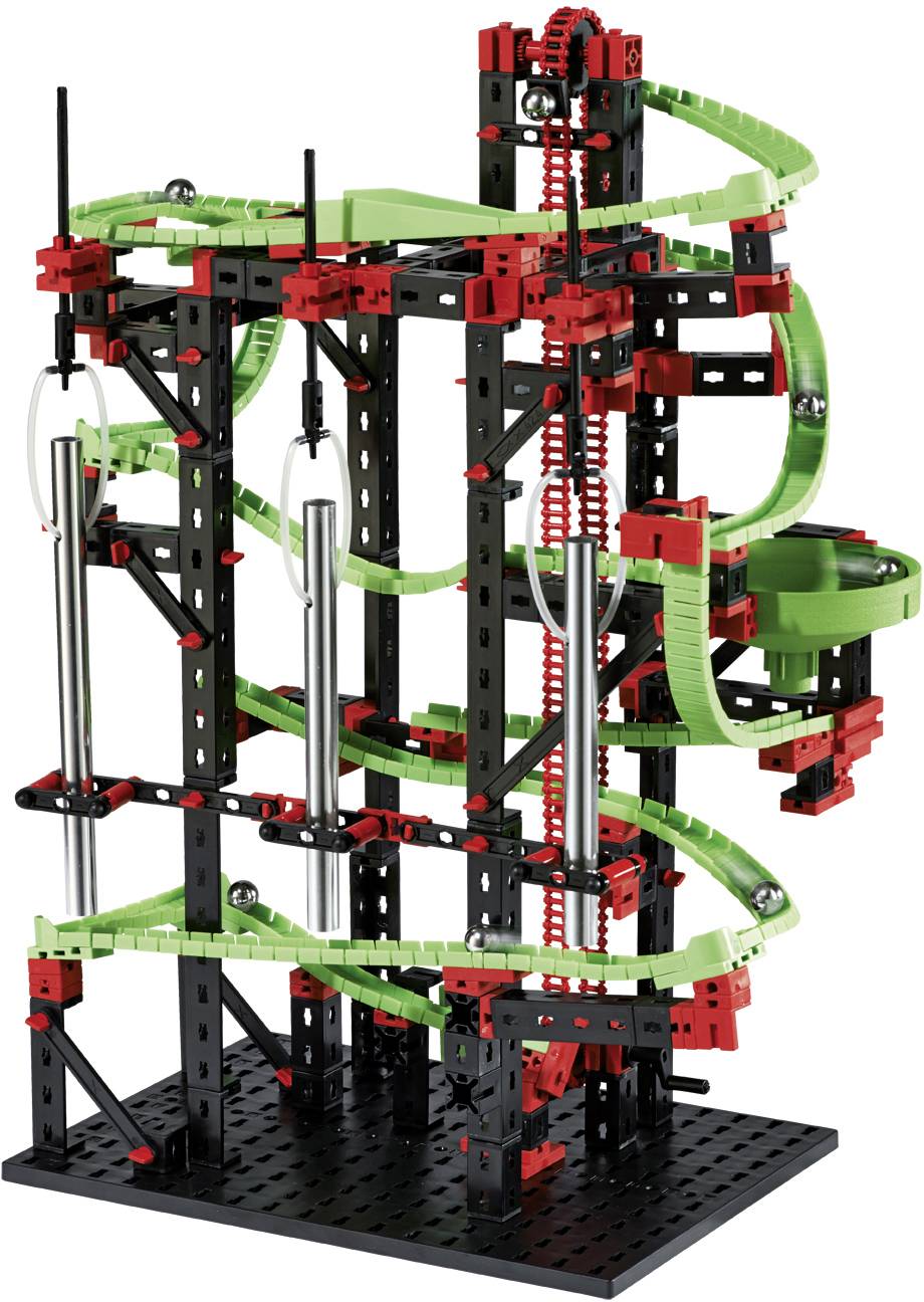 Un ensemble de circuit à billes complexe en briques noires, rouges et vertes, avec plusieurs étages et boucles pour des constructions créatives.