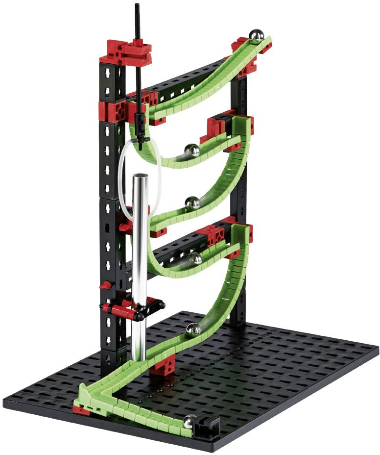 Une piste de billes en plastique noir et rouge avec des rails verts. Les billes roulent à travers des courbes et des boucles sur une base stable.