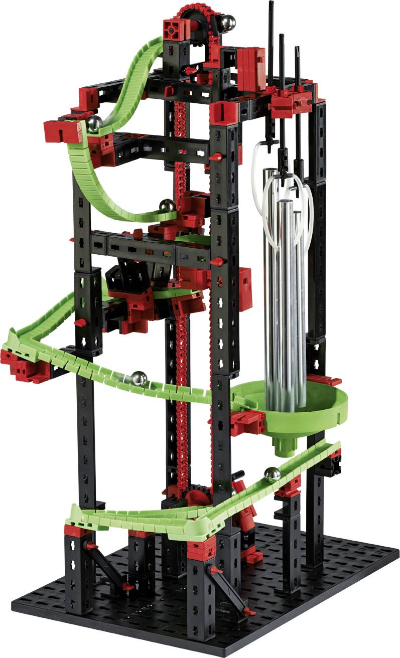 Une tour en blocs de construction noirs, rouges et verts avec un circuit de billes qui traverse plusieurs niveaux.