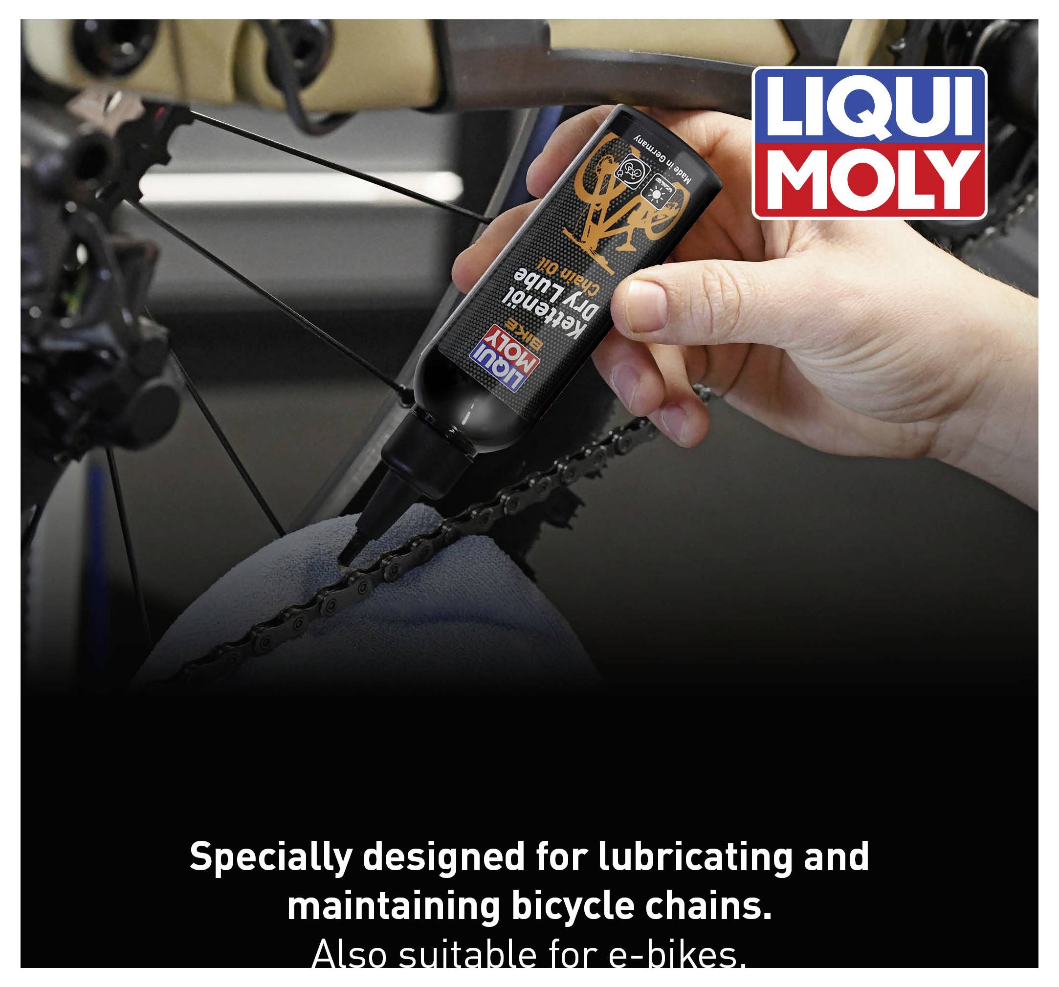 Une main applique de l'huile de chaîne sur une chaîne de vélo. En haut à droite se trouve le logo 'LIQUI MOLY'. Texte en bas : 'Pour lubrifier et entretenir les chaînes de vélo.'