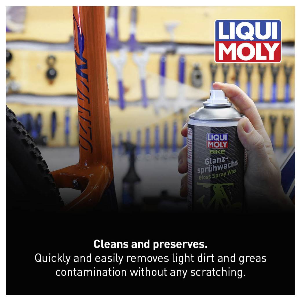 Une personne vaporise de la cire lustrante de Liqui Moly sur un vélo. Texte : Nettoie et protège, élimine les salissures légères et les souillures grasses.