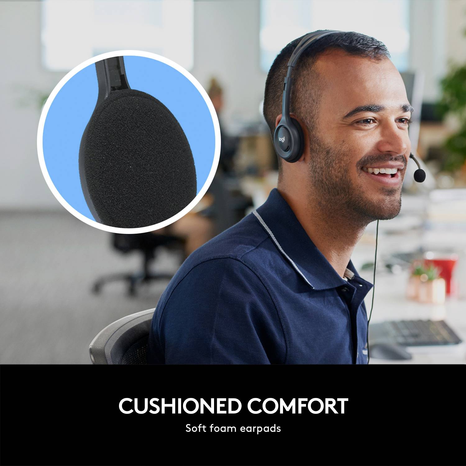 Deux images d'un casque tenu par des mains. En haut, il est étiré, en bas, il est comprimé. Montre la flexibilité du casque.