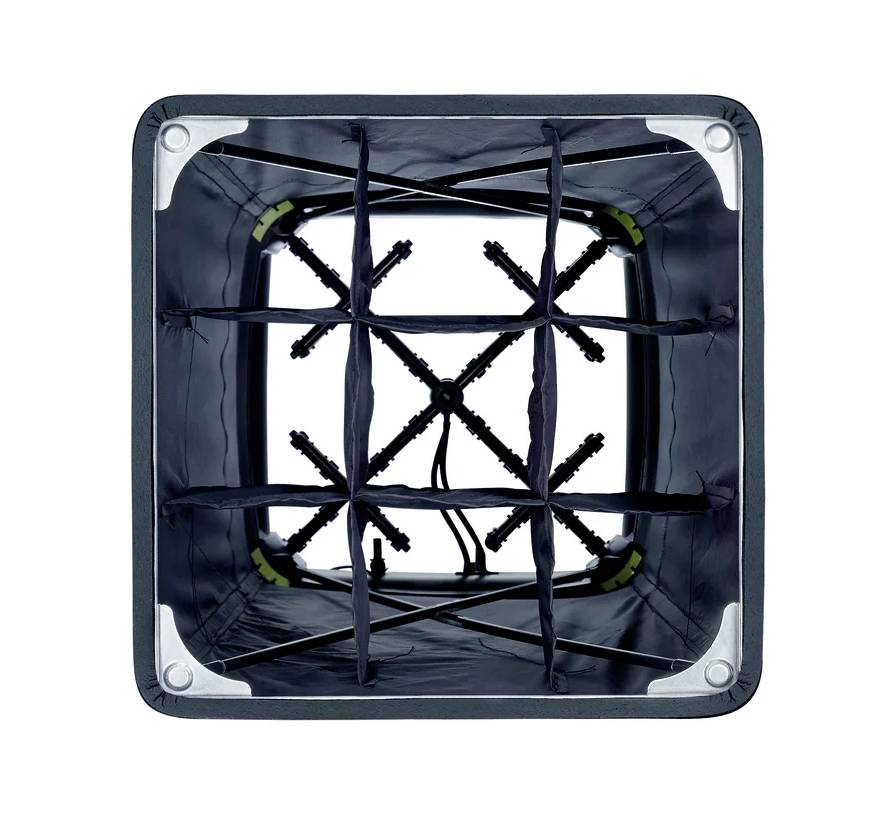 Vue de dessus d'un cadre noir vide de softbox avec des tiges en croix servant à stabiliser la structure.