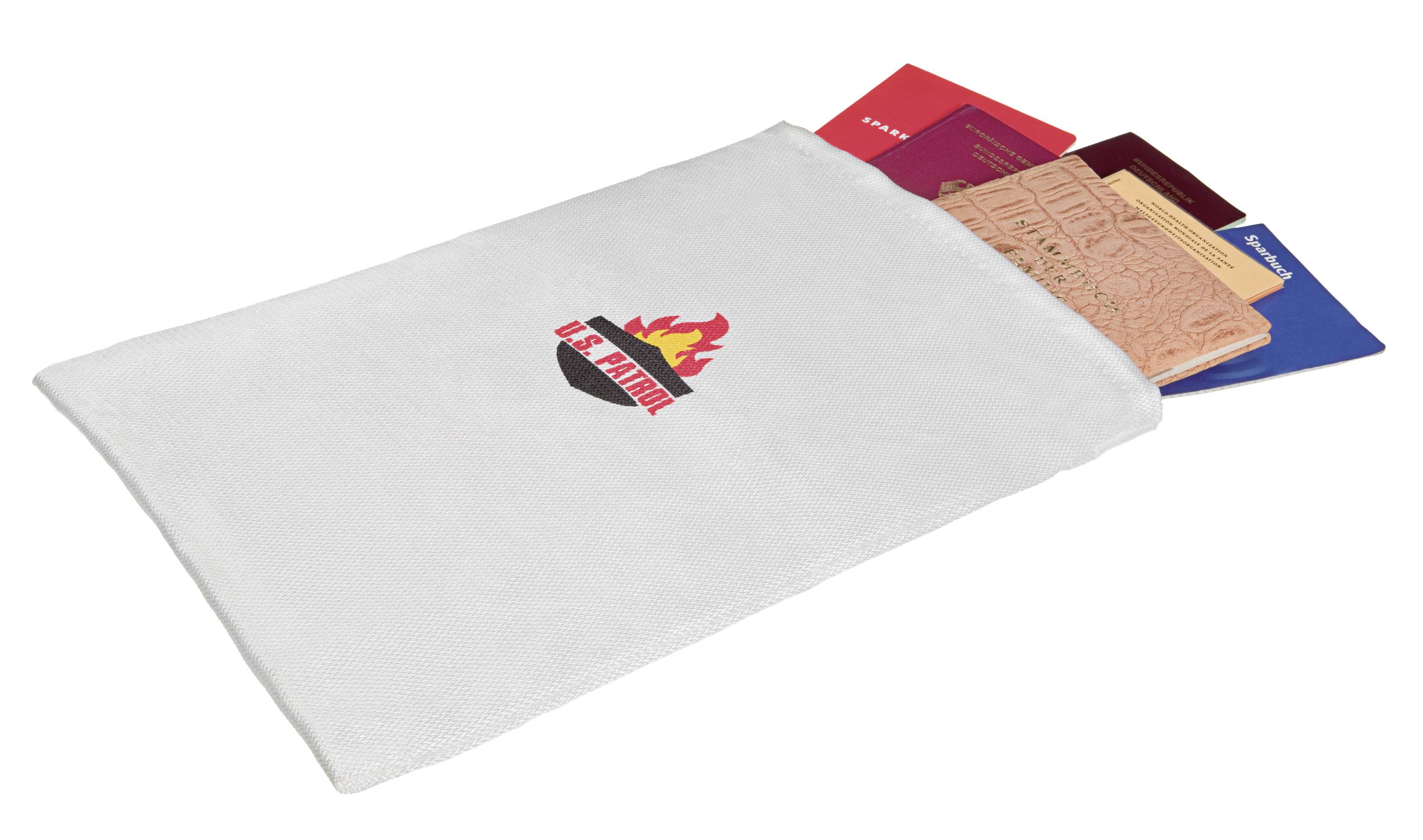 Sacoche ignifuge avec symbole de protection posée sur le côté, contenant des documents importants de différentes couleurs.