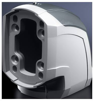 Une couverture de machine en argent, semi-ouverte, avec plusieurs points de fixation circulaires, présentée devant un fond bleu foncé.