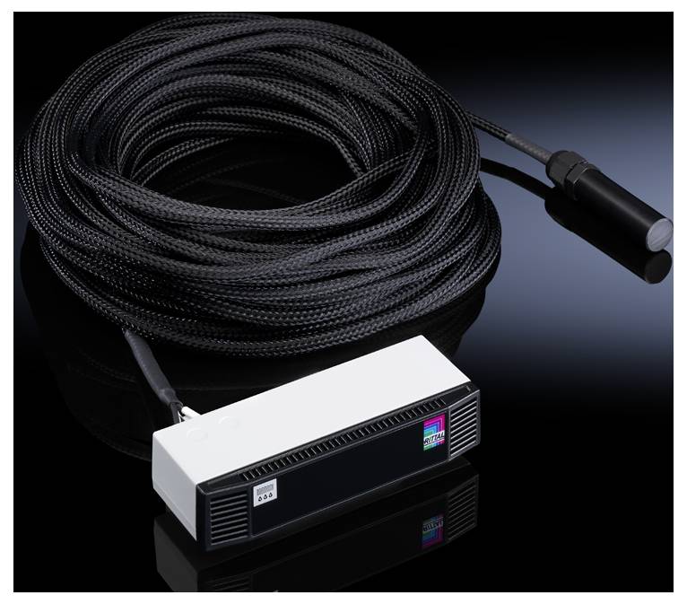 Un long câble noir avec un module rectangulaire blanc et une extrémité capteur cylindrique, utilisé pour des applications électroniques.