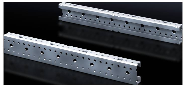 Deux rails métalliques avec des trous et des rivets, sur un fond noir. Ils semblent destinés à des applications industrielles ou mécaniques.