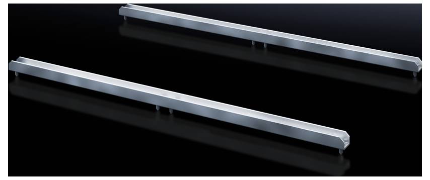 Deux barres rectangulaires métalliques argentées sont parallèlement posées sur un fond noir.