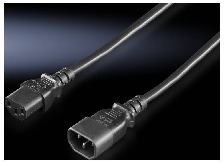 Un câble électrique noir avec deux fiches à ses extrémités, l'une femelle et l'autre mâle, sur un fond noir.