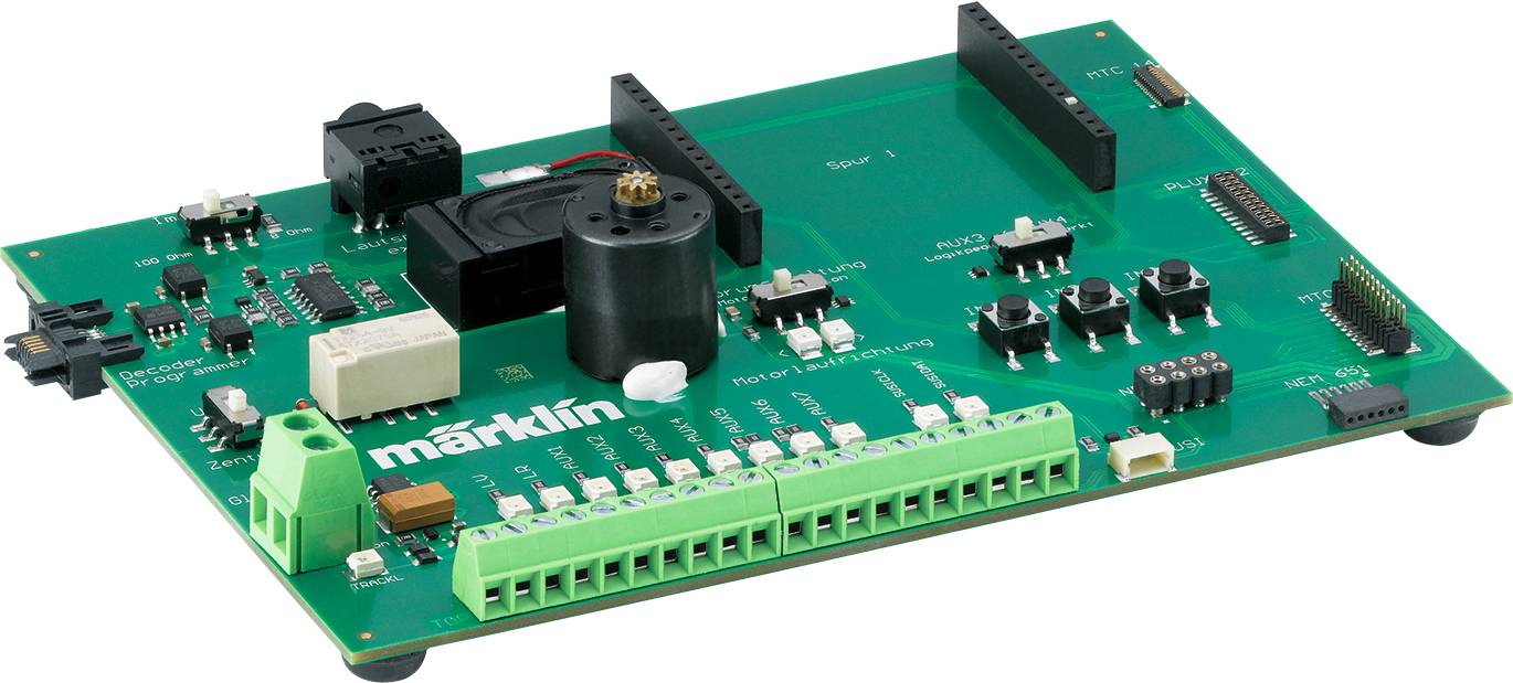 Carte électronique avec divers composants, dont des interrupteurs, des connecteurs et un moteur, portant l'inscription 'märklin'.
