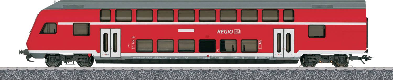 Un train à deux étages rouge de la ligne 'REGIO DB' est en gare. Le train possède deux niveaux avec des fenêtres et est stationné sur une voie.