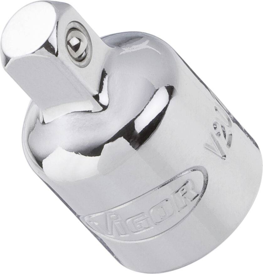 Adaptateur métallique brillant 'VIGOR' à prise carrée, utilisé pour connecter des outils dans des environnements d'atelier.