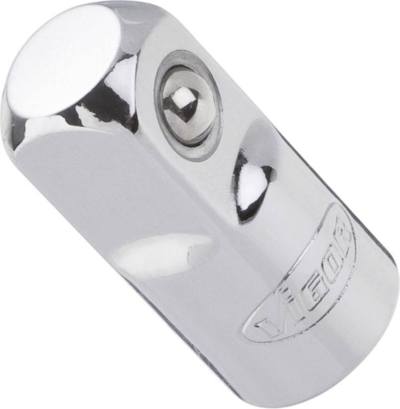 Un adaptateur chromé avec un roulement à billes sphérique en haut, marqué 'BGS'. Utilisé dans les outils pour connecter des douilles.