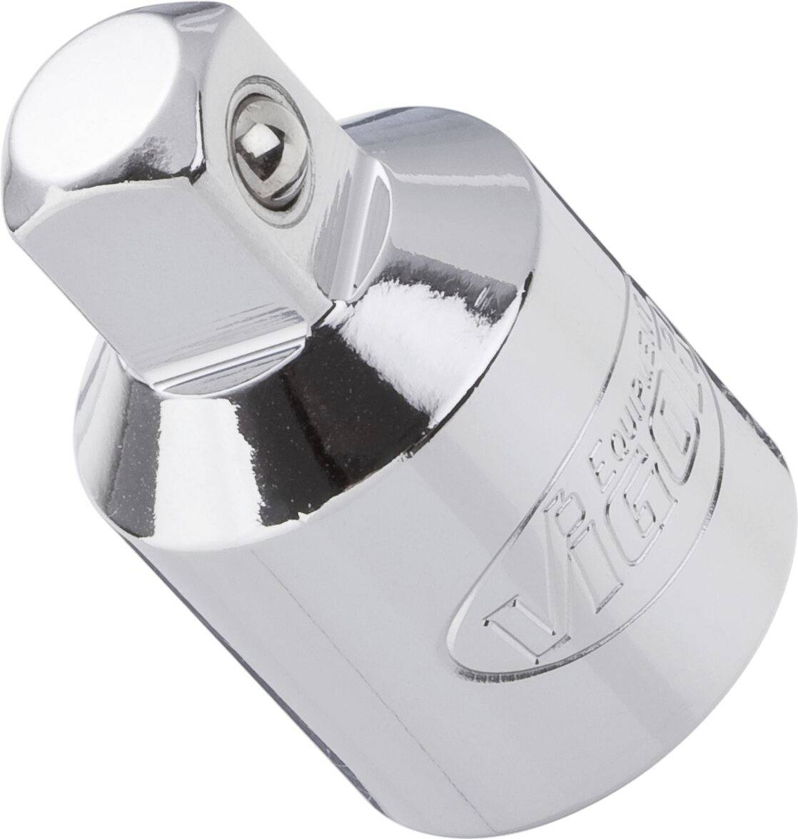 Adaptateur de douille métallique à tête carrée. Il est brillant et reflète la lumière. Adapté pour les insertions d'outils.