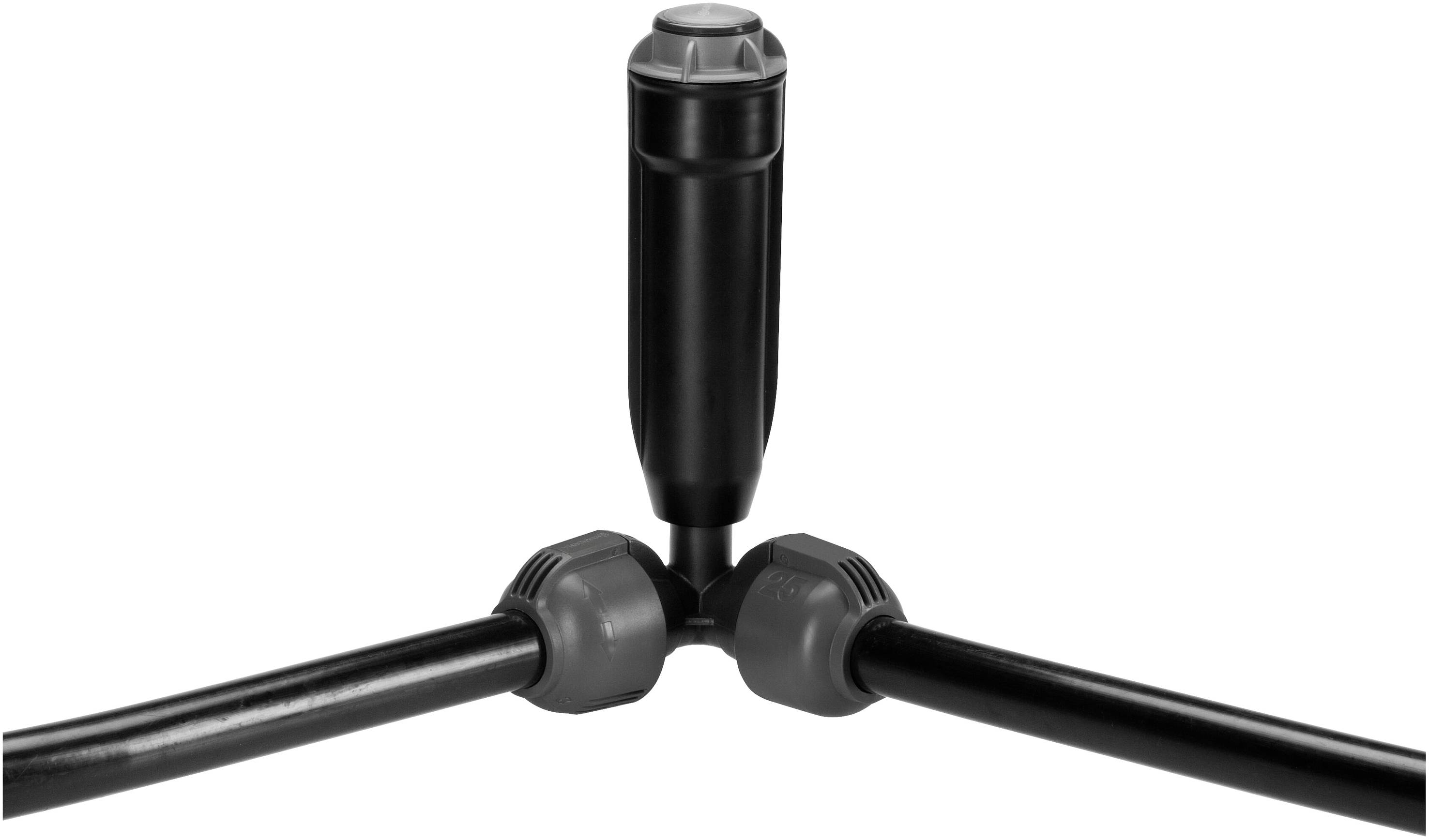 Pièce en T en plastique noir avec un composant central de type gicleur noir, reliée à deux tubes noirs.
