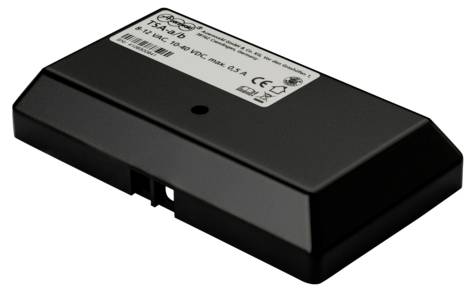 Boîtier en plastique noir avec une étiquette indiquant la marque de certification et les spécifications techniques d'un composant électronique.