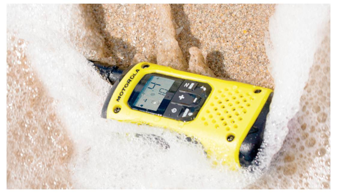 Radio talkie-walkie Motorola jaune partiellement immergé dans une eau mousseuse, démontrant qu'il est étanche et robuste.