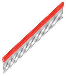 Une série de clous en argent reliés par des bandes de plastique rouge, destinés à être utilisés dans un cloueur.