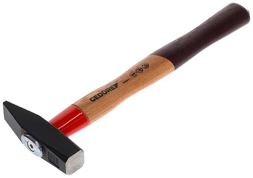 Un marteau avec un manche rouge et une tête noire. Marquage 'GEDORE' sur la poignée. Adapté aux travaux manuels.