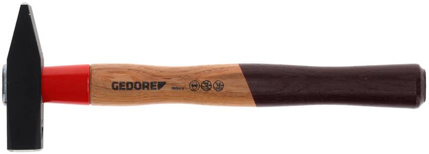 Un marteau à tête noire avec un manche rouge et une poignée en bois. Sur la poignée est inscrit 'GEDORE' avec des logos.