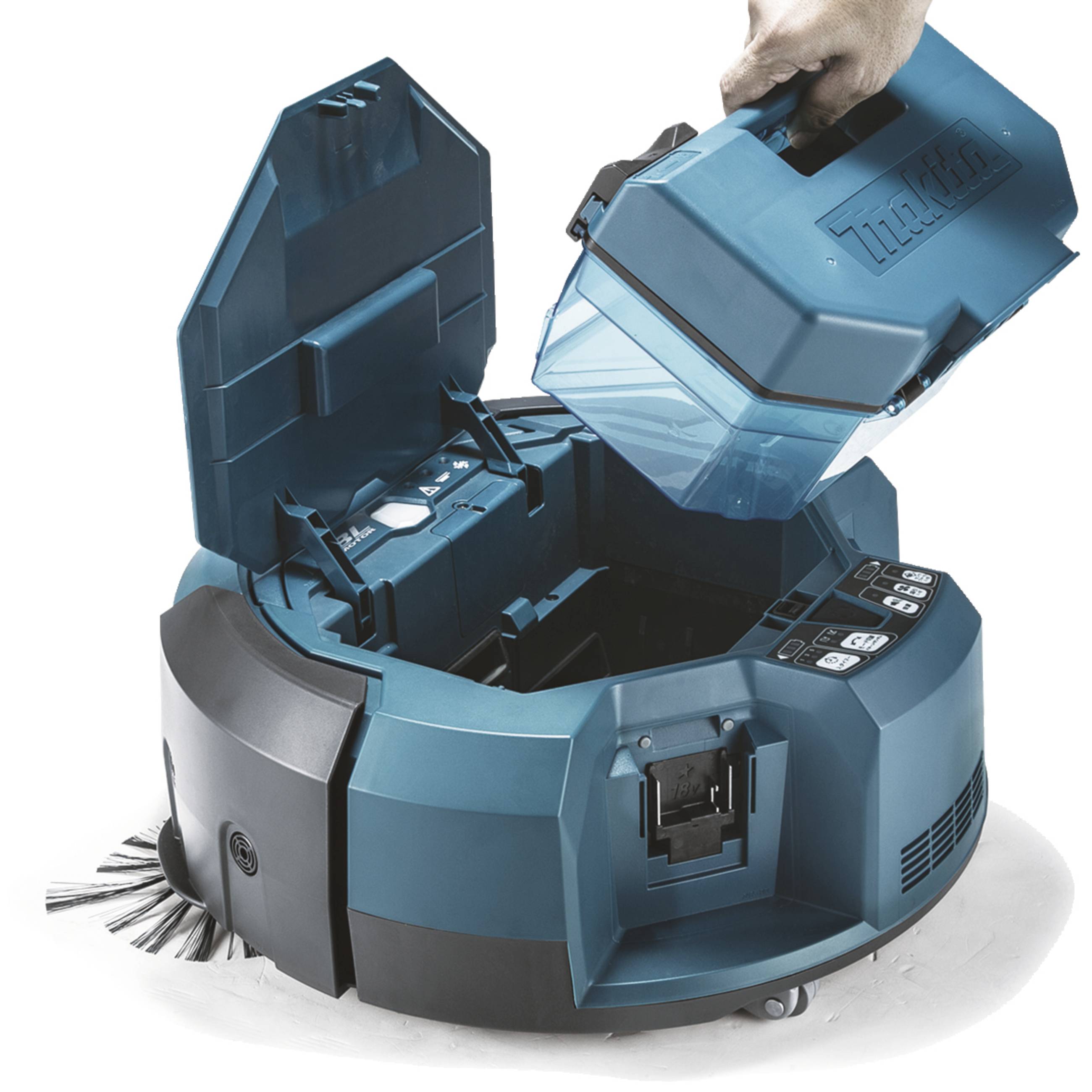 Un aspirateur robot avec le couvercle ouvert. Une main retire un récipient bleu. Les boutons de l'appareil et la brosse circulaire sont visibles.